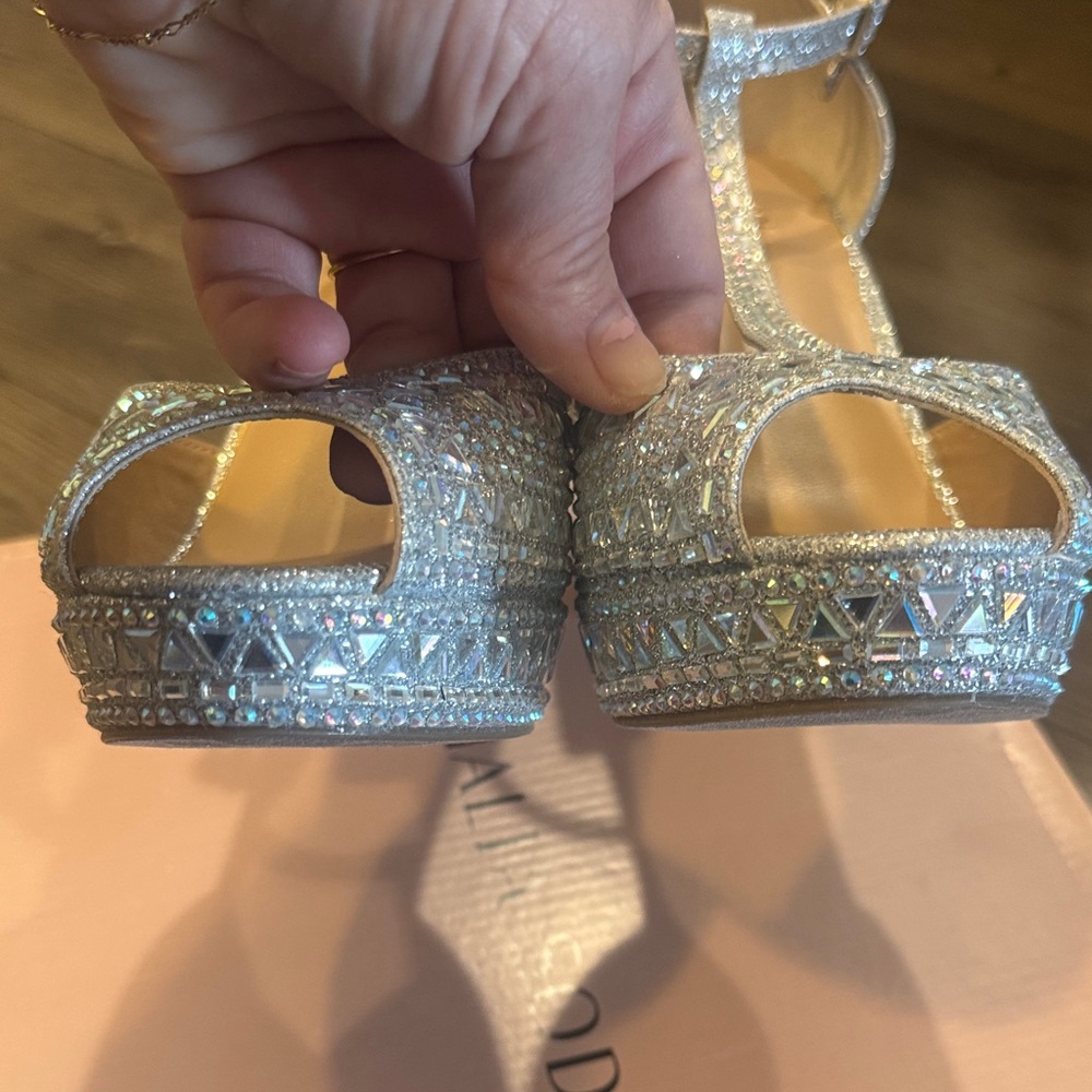 🆕 Gorgeous Thalia Sodi Silver Crystal T-Strap Peep-Toe Heels. New in Box!🎉 - Picture 7 of 7